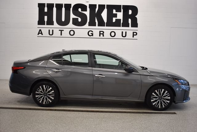 Used 2025 Nissan Altima 2.5 SV FWD image 2