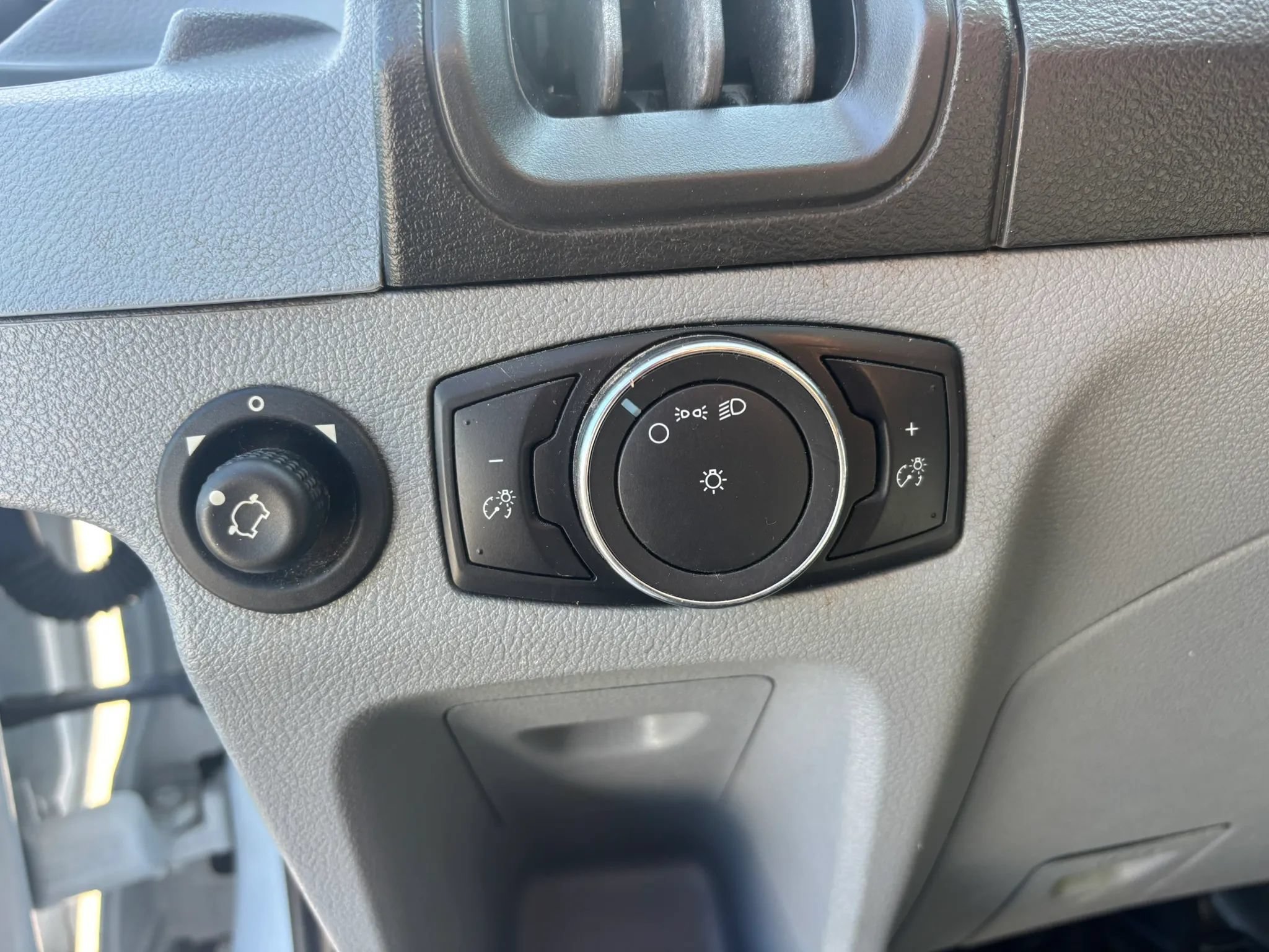 Used 2018 Ford Transit 150 130 Low Roof RWD image 9
