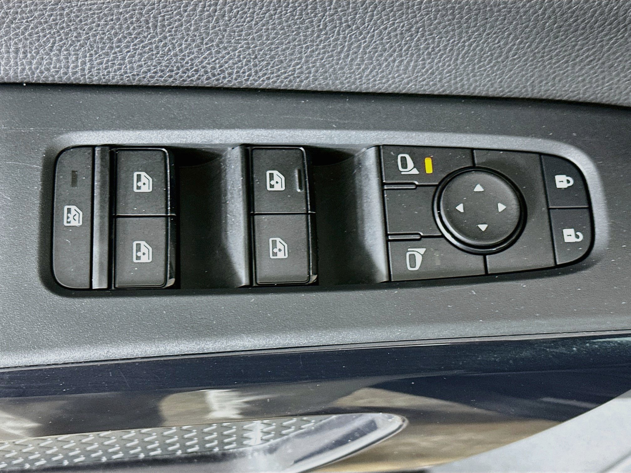 Used 2025 Nissan Pathfinder SV AWD/4WD image 15