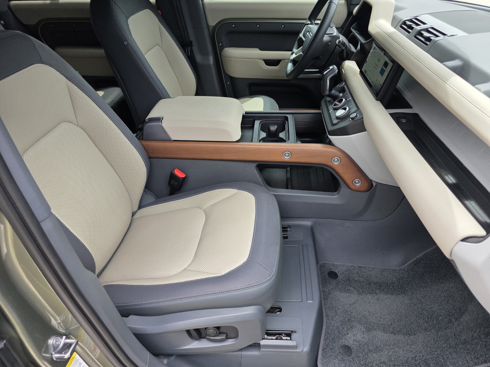 Certified 2023 Land Rover Defender 110 X-Dynamic SE AWD/4WD image 3