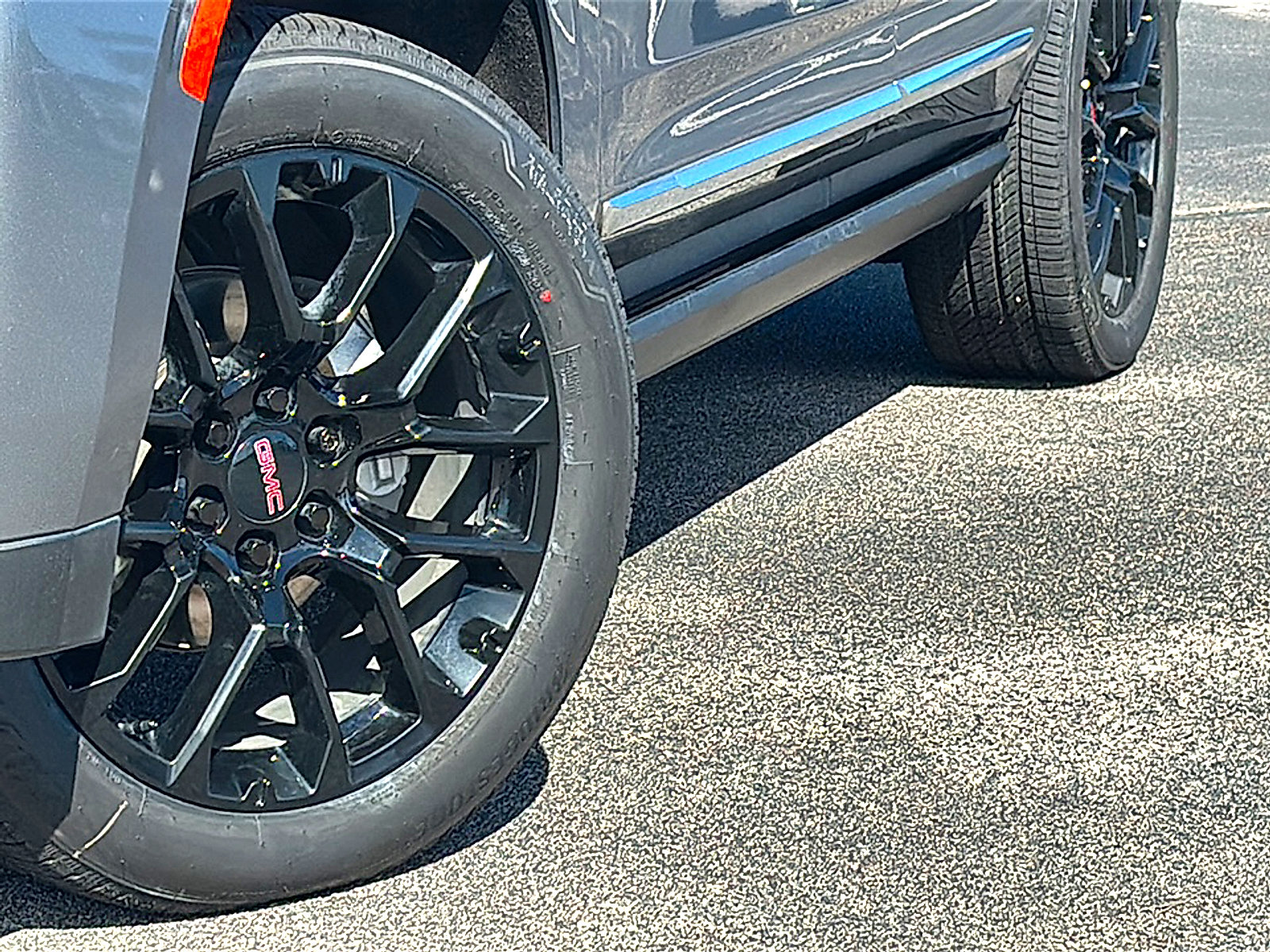 Used 2021 GMC Yukon Denali w/ Denali Ultimate Package image 3