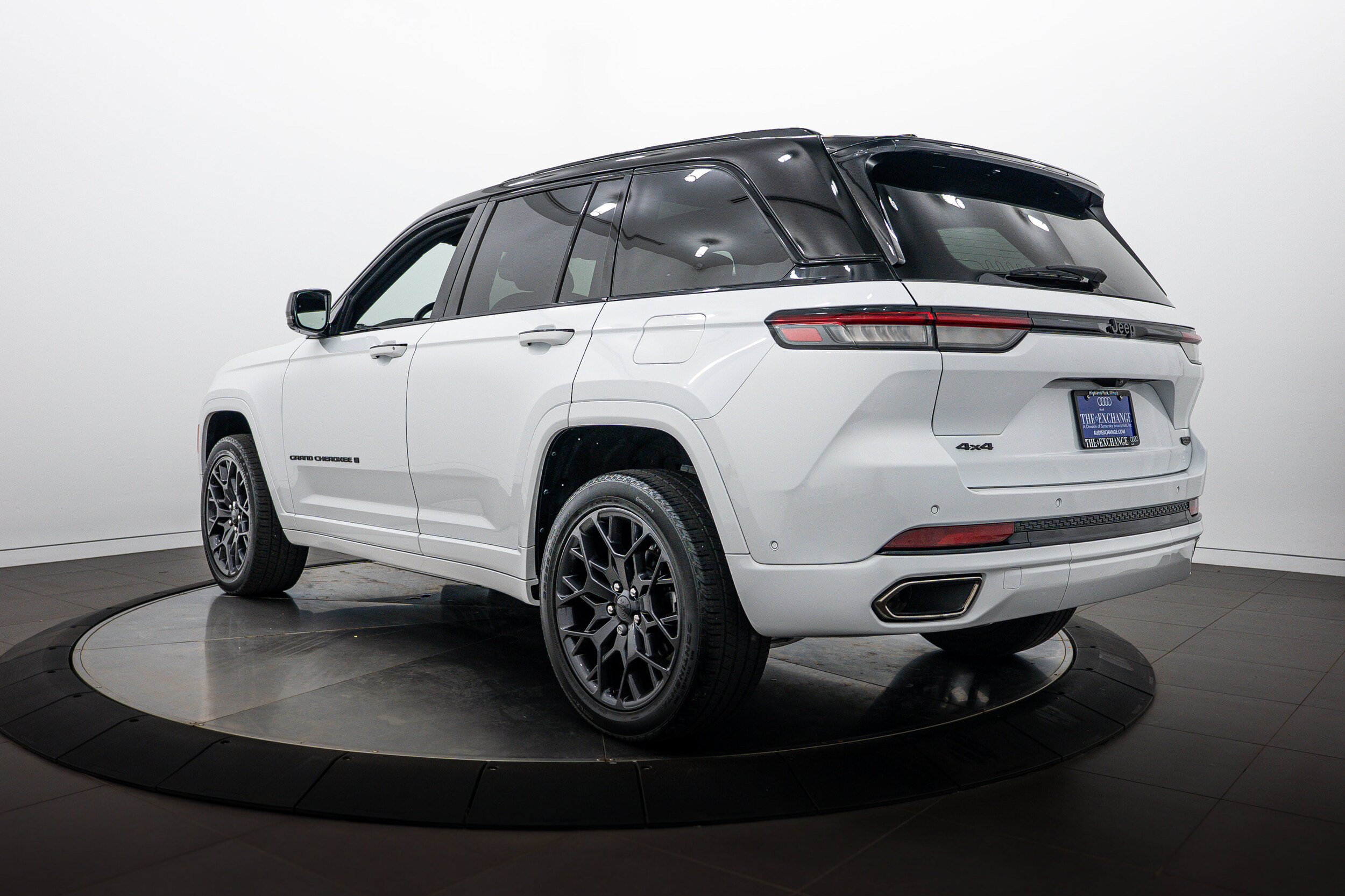 Used 2025 Jeep Grand Cherokee Summit AWD/4WD image 5