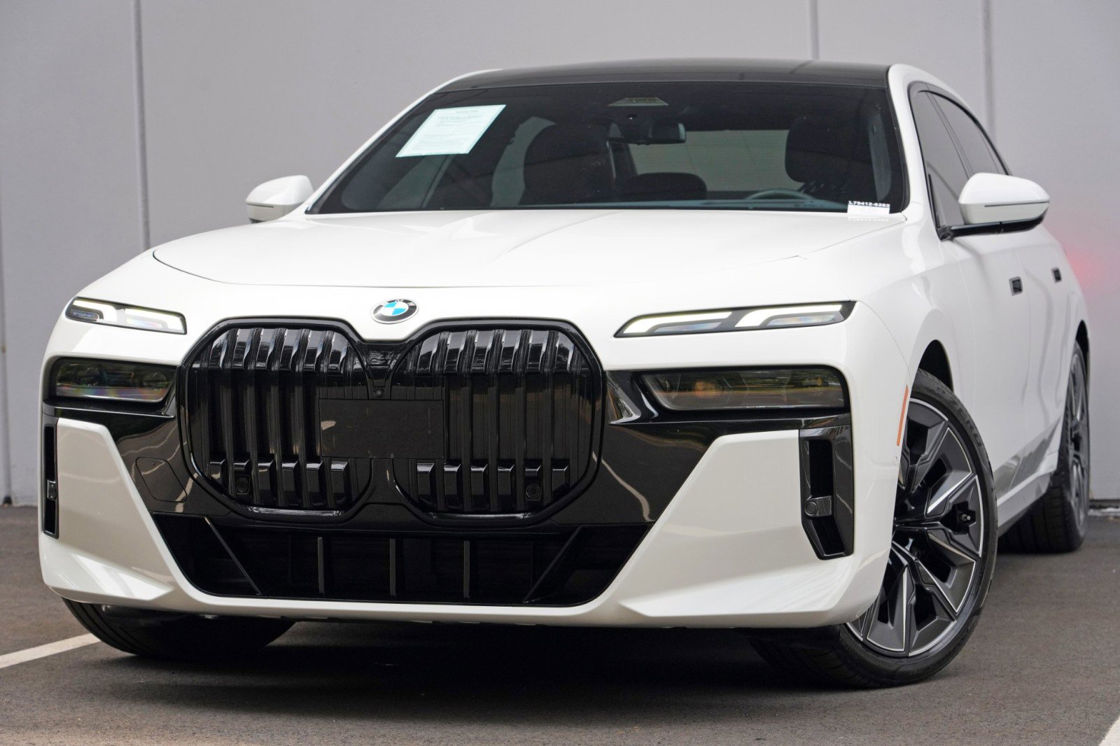 Used 2023 BMW 740i w/ Parking Assistance Package RWD image 3