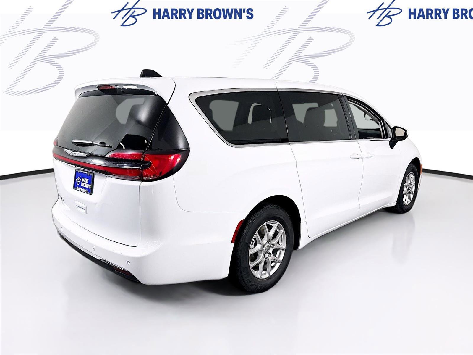 Used 2023 Chrysler Pacifica Touring-L image 31