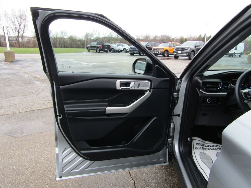 Used 2024 Ford Explorer XLT w/ Equipment Group 202A AWD/4WD image 20