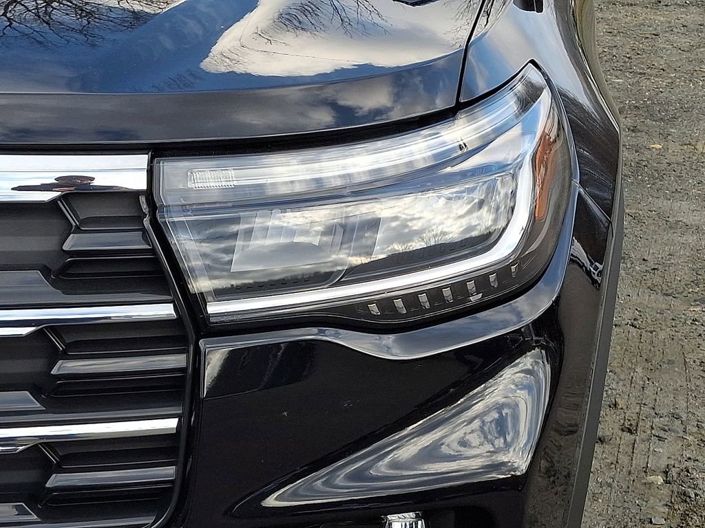 Used 2025 Ford Explorer Active w/ Active Comfort Package AWD/4WD image 9