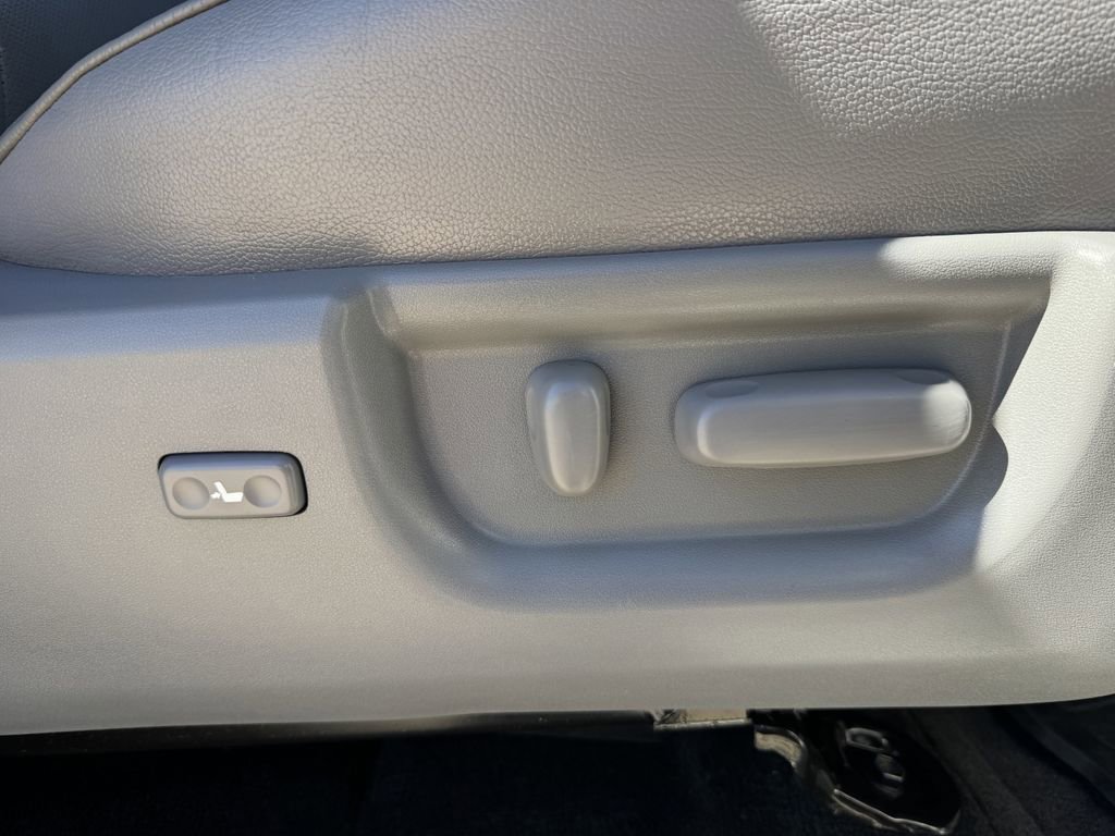 Used 2013 Toyota Sequoia Platinum image 29