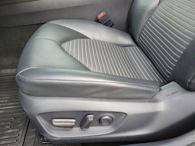 Used 2023 Toyota Camry SE image 4