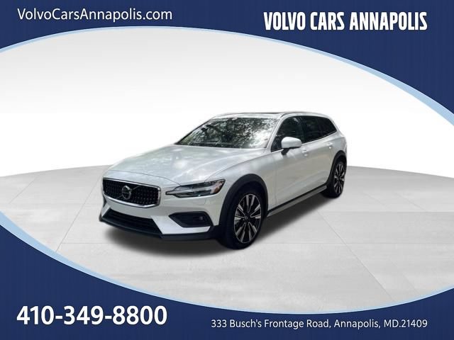 Certified 2025 Volvo V60 B5 Cross Country Ultra AWD/4WD image 4