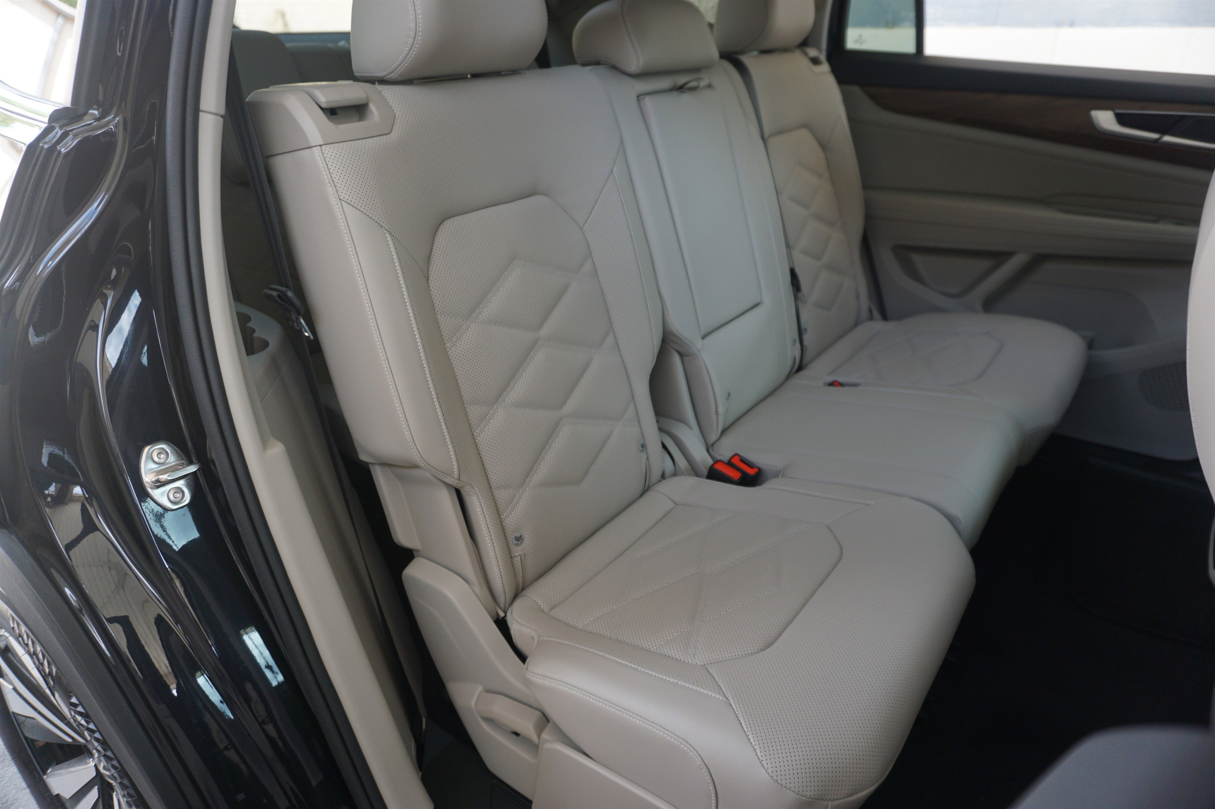 Used 2025 Volkswagen Atlas SE image 21