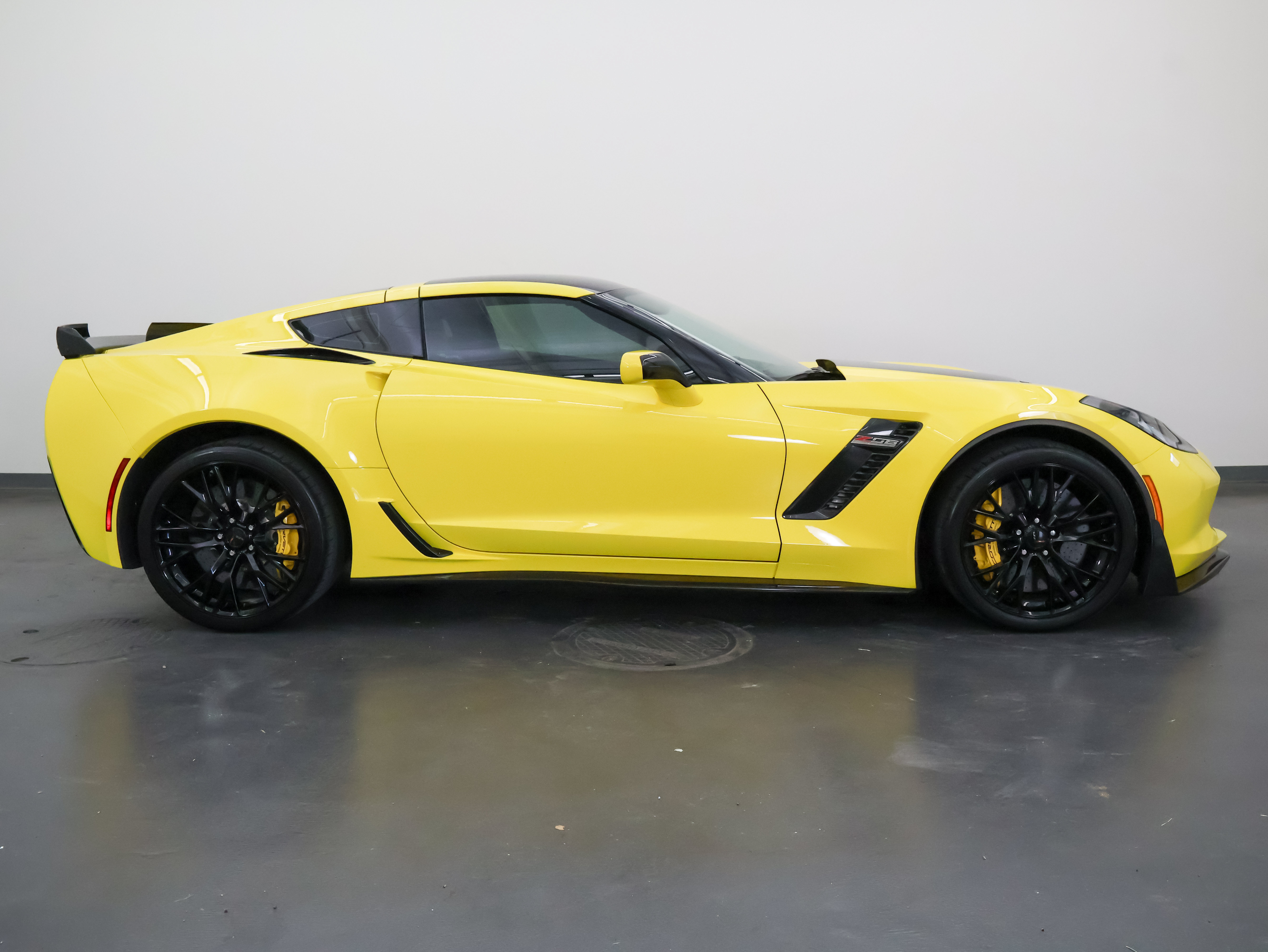 Used 2016 Chevrolet Corvette Z06 w/ 3LZ Preferred Equipment Group RWD image 2