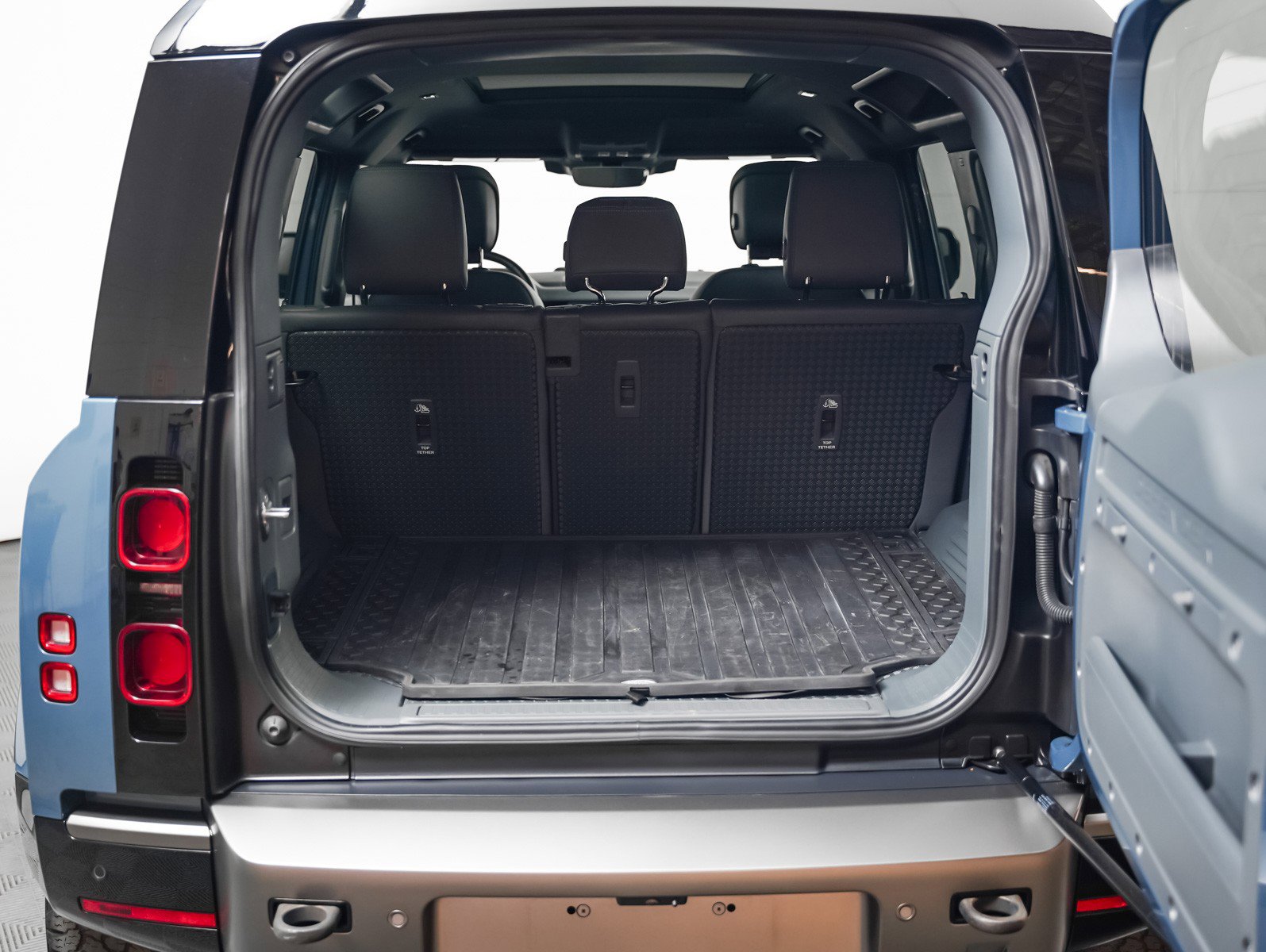 Used 2023 Land Rover Defender 110 X-Dynamic SE image 8