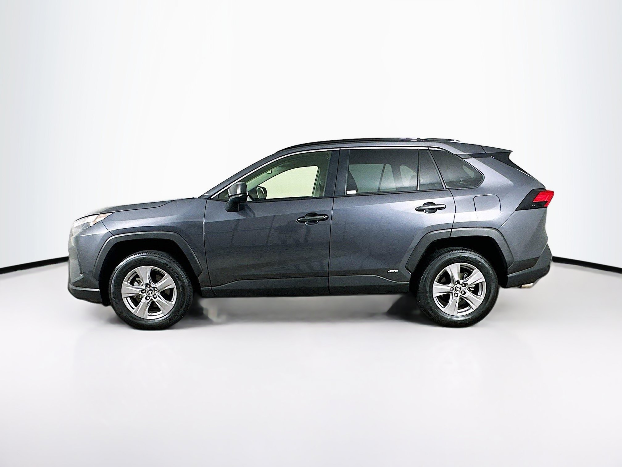 Used 2025 Toyota RAV4 LE AWD/4WD image 4