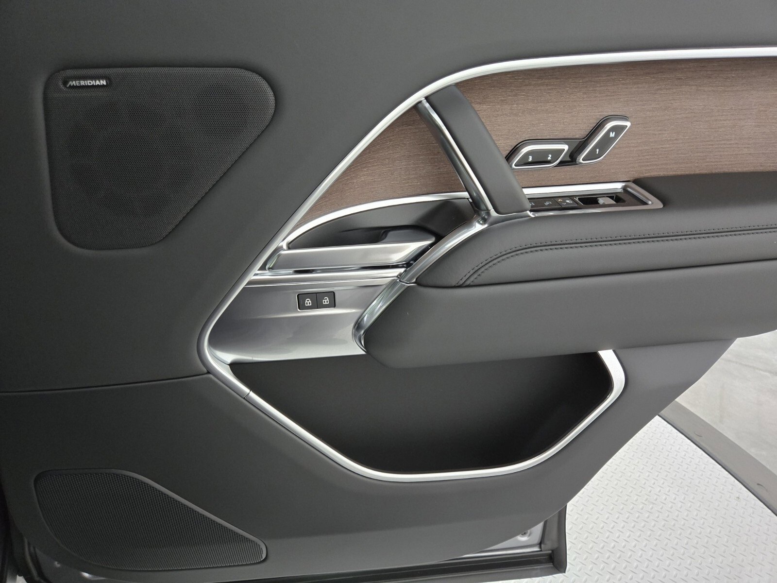 New 2025 Land Rover Range Rover Long Wheelbase SE image 19