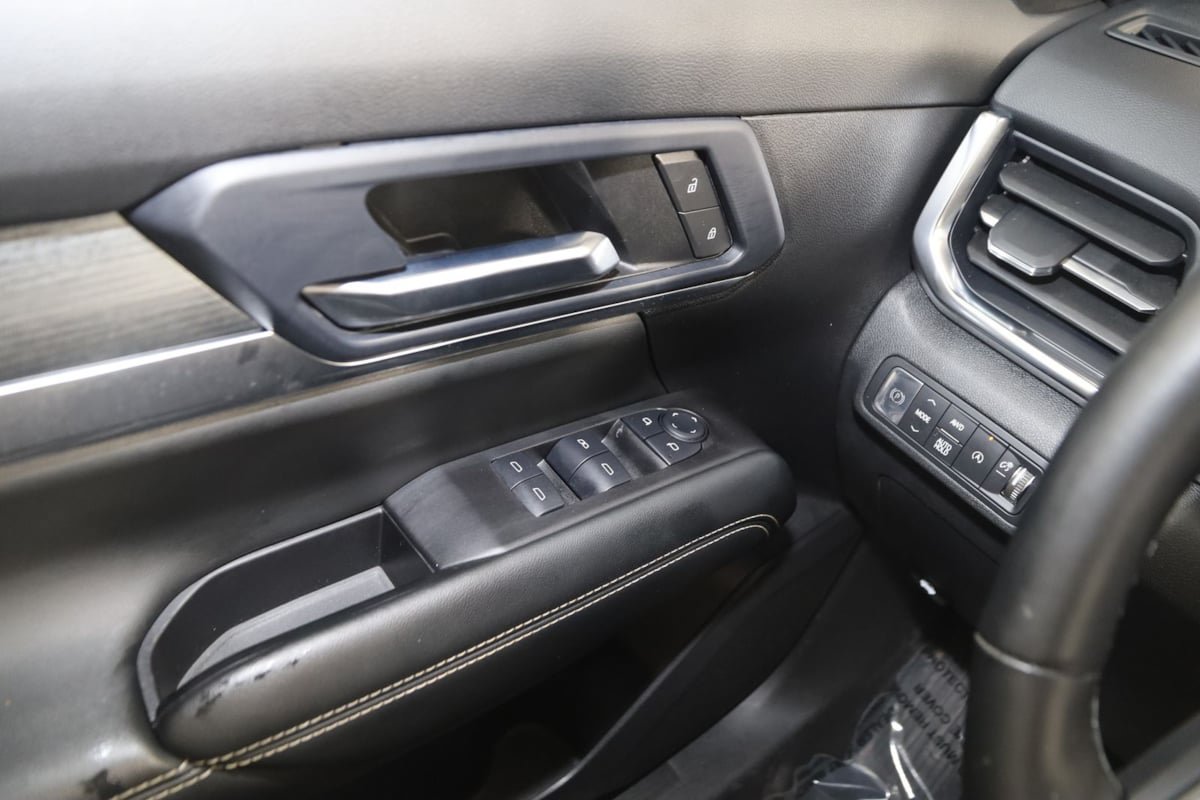 Used 2025 GMC Terrain Elevation w/ Technology Package II AWD/4WD image 27