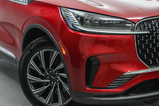 Used 2025 Lincoln Aviator AWD image 2