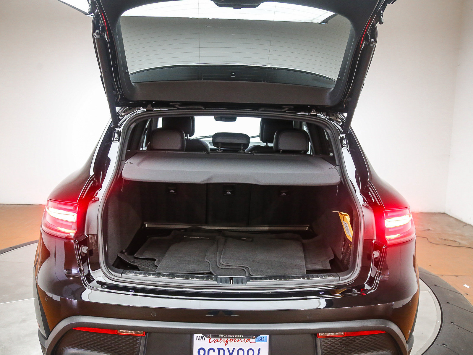 Certified 2023 Porsche Macan AWD/4WD image 30