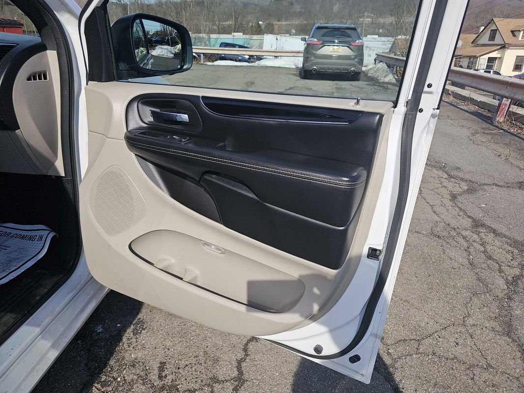 Used 2019 Dodge Grand Caravan SXT image 8