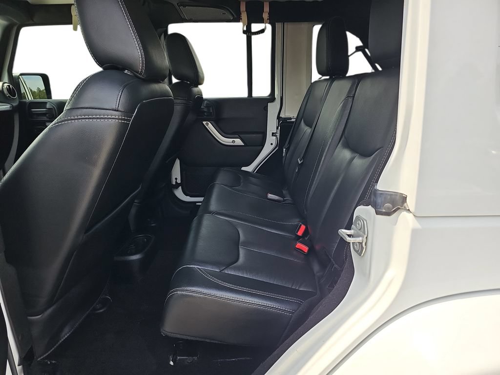 Used 2018 Jeep Wrangler Unlimited Sahara w/ Connectivity Group AWD/4WD image 14