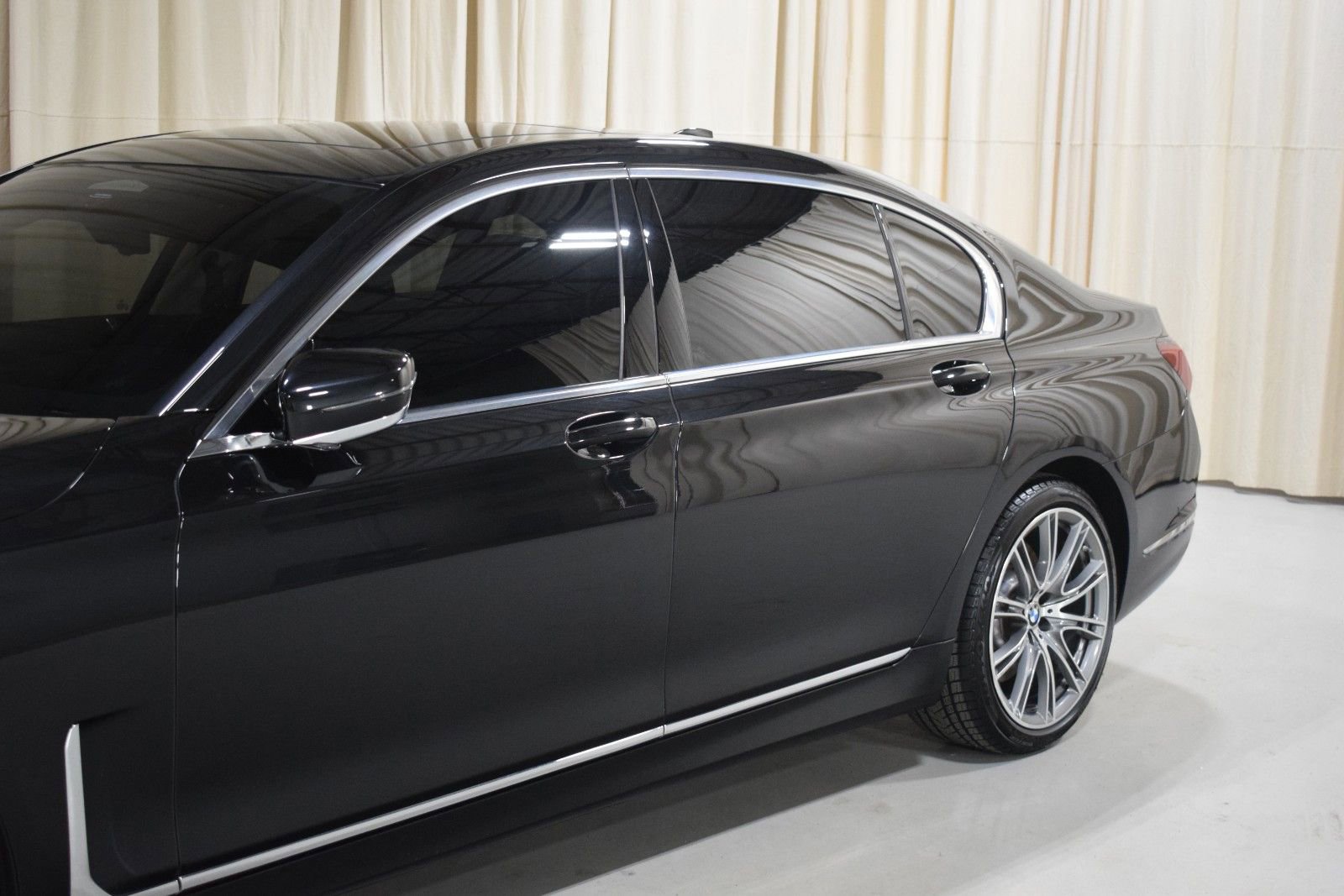 Used 2022 BMW 750i xDrive w/ Executive Package image 2