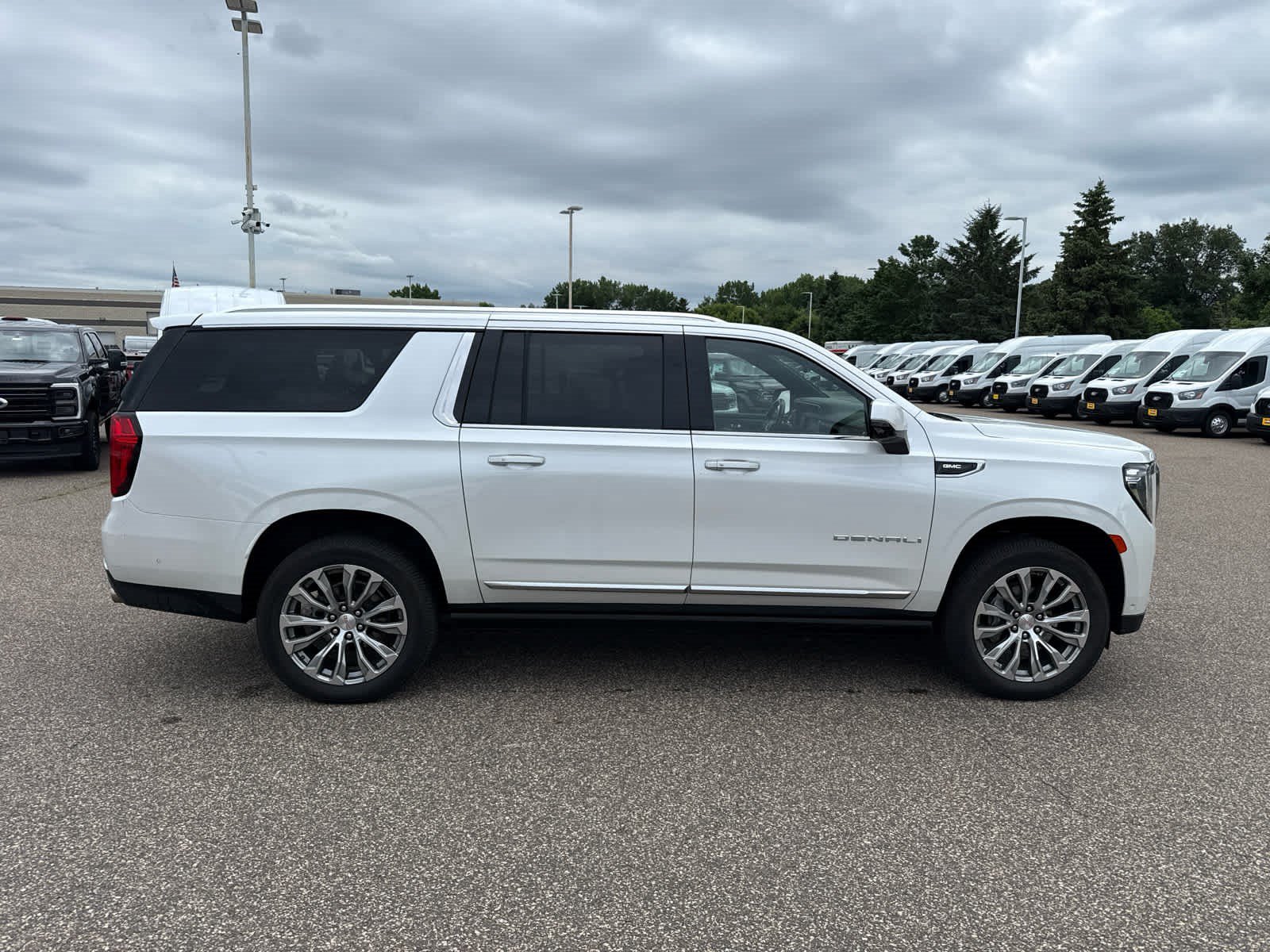 Used 2023 GMC Yukon XL Denali w/ Denali Reserve Package AWD/4WD image 16