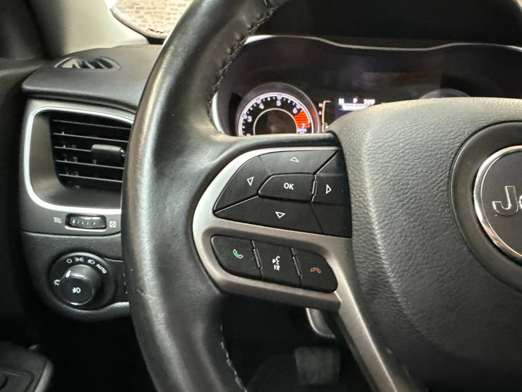 Used 2019 Jeep Cherokee Latitude Plus w/ Comfort/Convenience Group FWD image 17