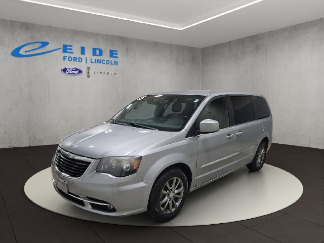 Used 2015 Chrysler Town & Country S FWD image 5