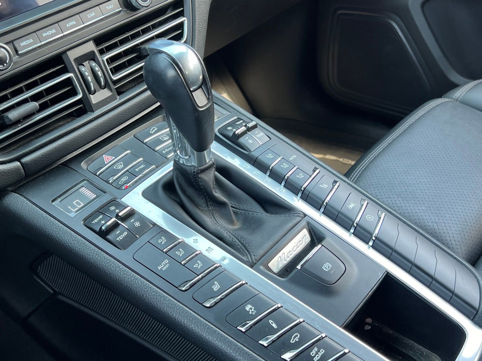 Certified 2020 Porsche Macan image 28