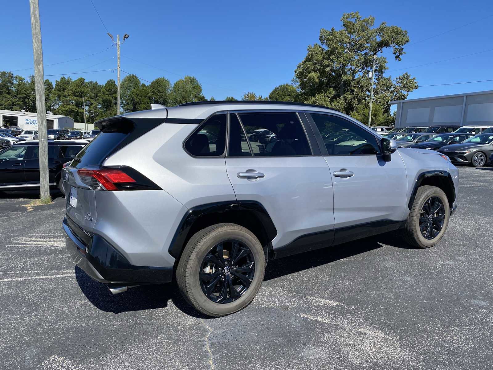 Used 2022 Toyota RAV4 SE image 5
