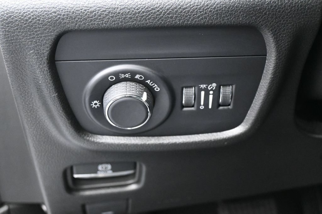 Used 2024 Jeep Grand Cherokee Altitude RWD image 16