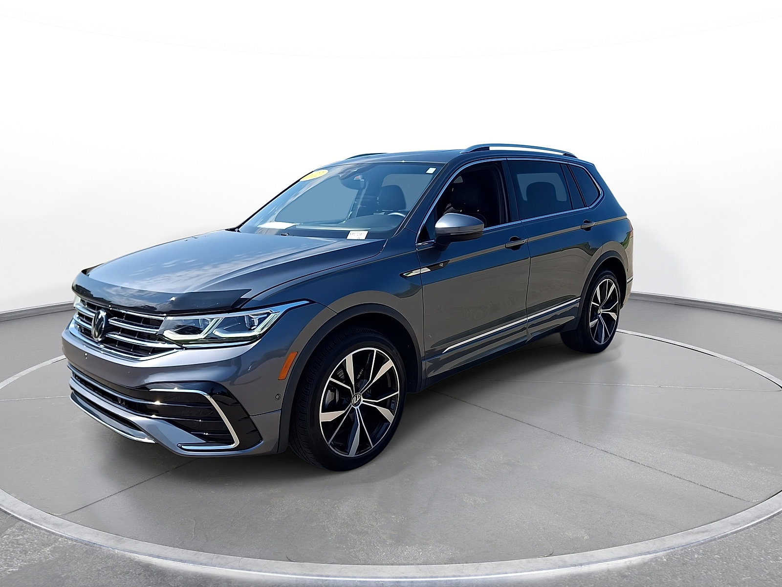 Used 2022 Volkswagen Tiguan SEL R-Line AWD/4WD image 4