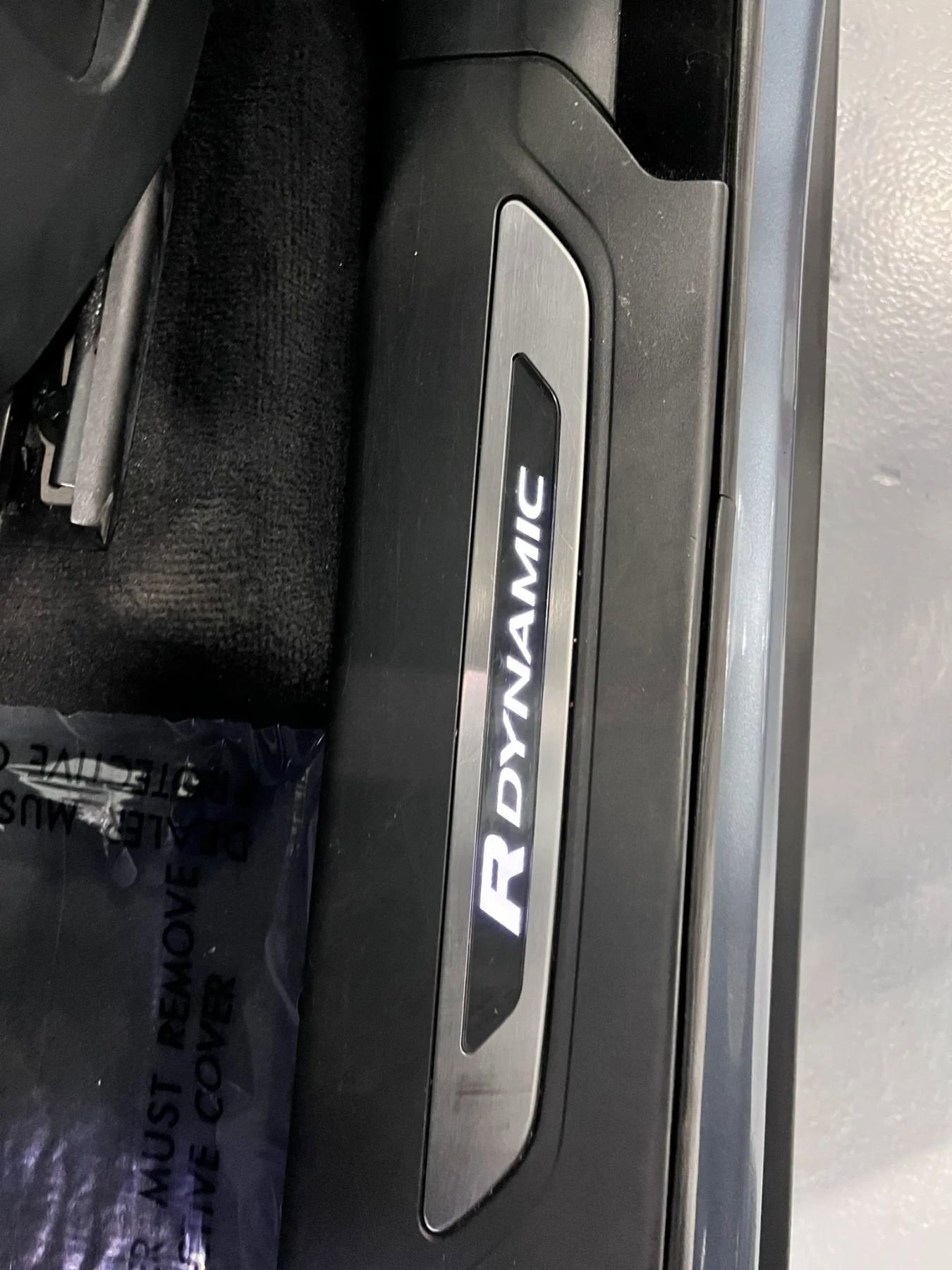 Used 2019 Land Rover Range Rover Velar R-Dynamic SE AWD/4WD image 32