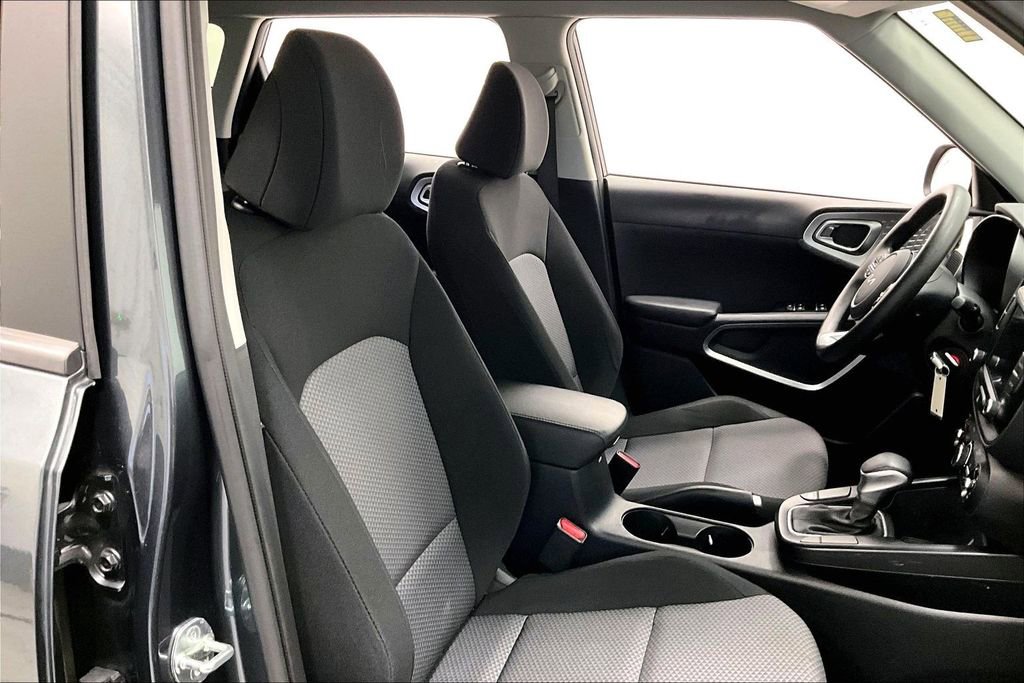 Used 2023 Kia Soul LX w/ LX Technology Package FWD image 7