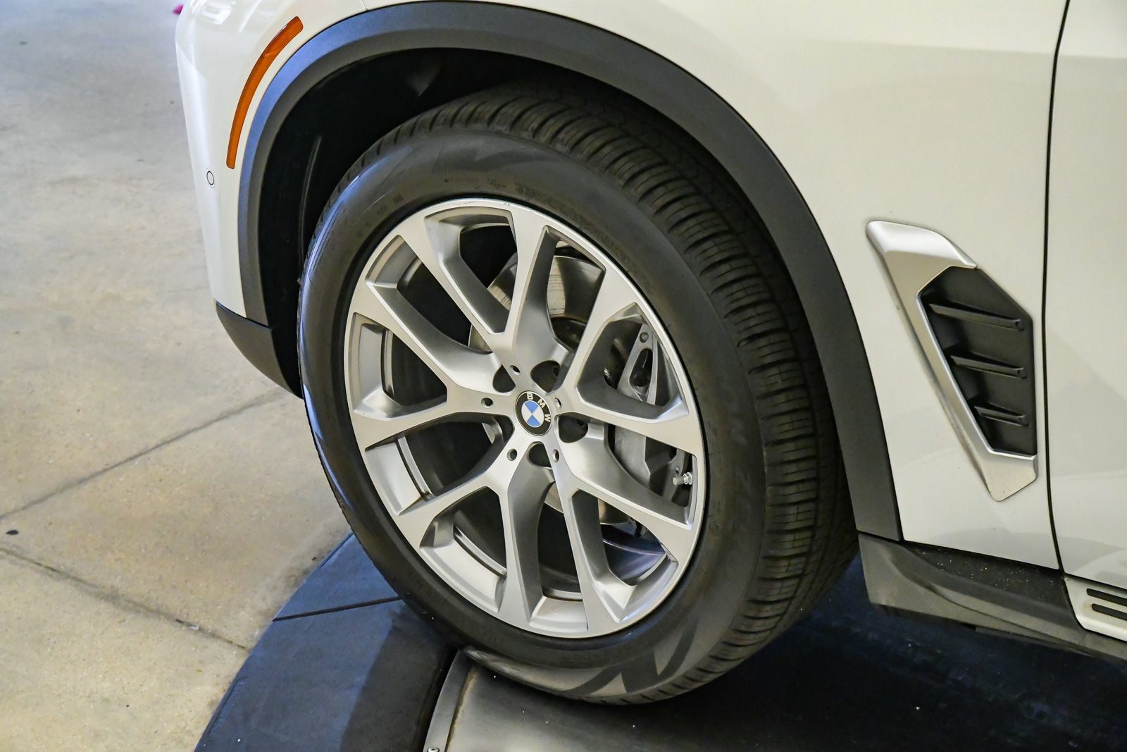 Certified 2024 BMW X5 xDrive40i w/ Parking Assistance Package AWD/4WD image 10