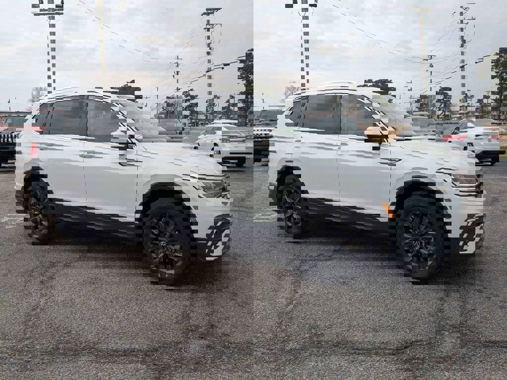 Used 2023 Volkswagen Tiguan SE image 3