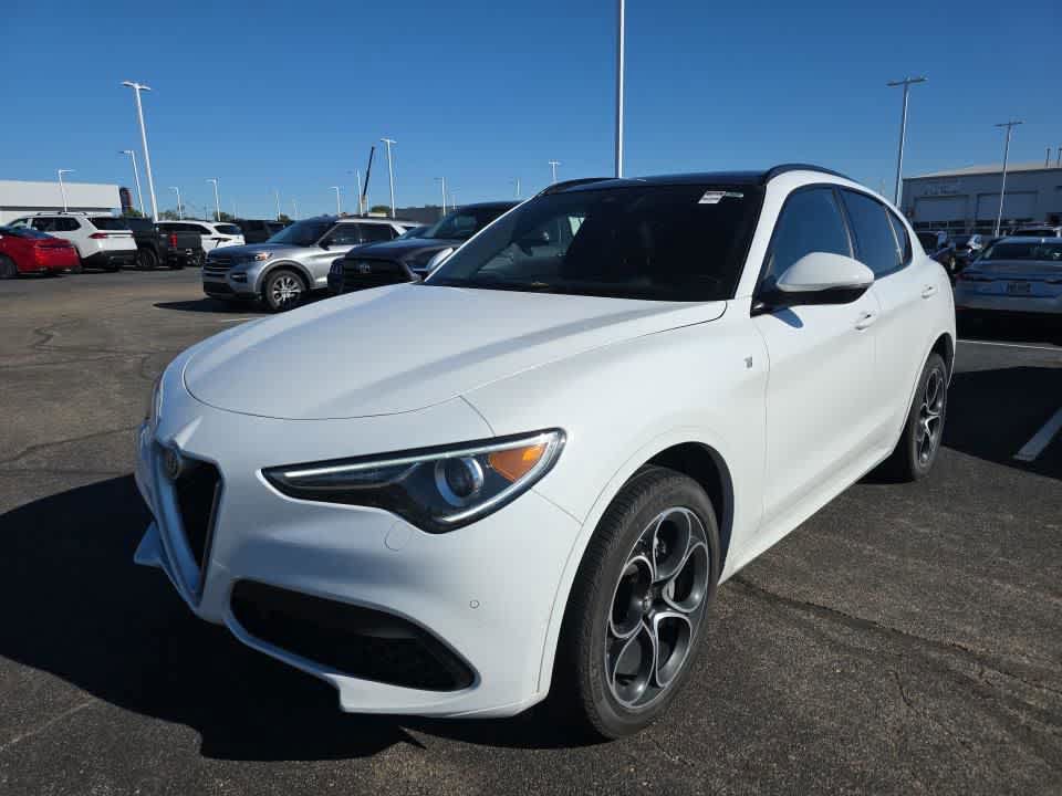 Used 2023 Alfa Romeo Stelvio Ti AWD/4WD image 2