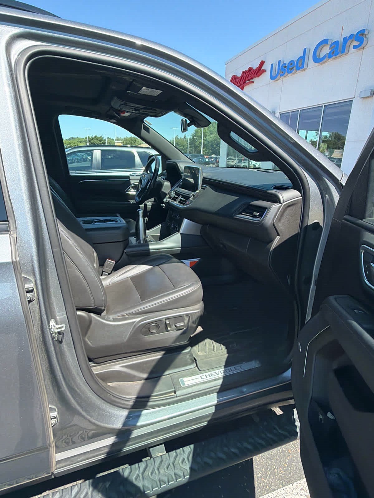 Used 2021 Chevrolet Tahoe Z71 w/ Luxury Package AWD/4WD image 4