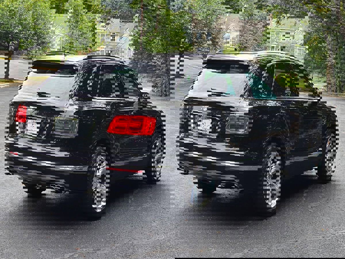 Used 2020 Bentley Bentayga Plug-In Hybrid image 6