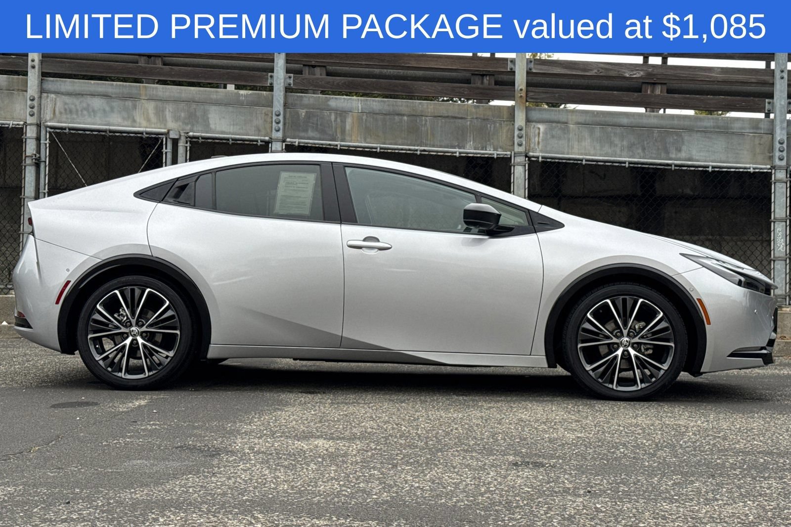 Used 2023 Toyota Prius Limited w/ Limited Premium Package FWD image 3