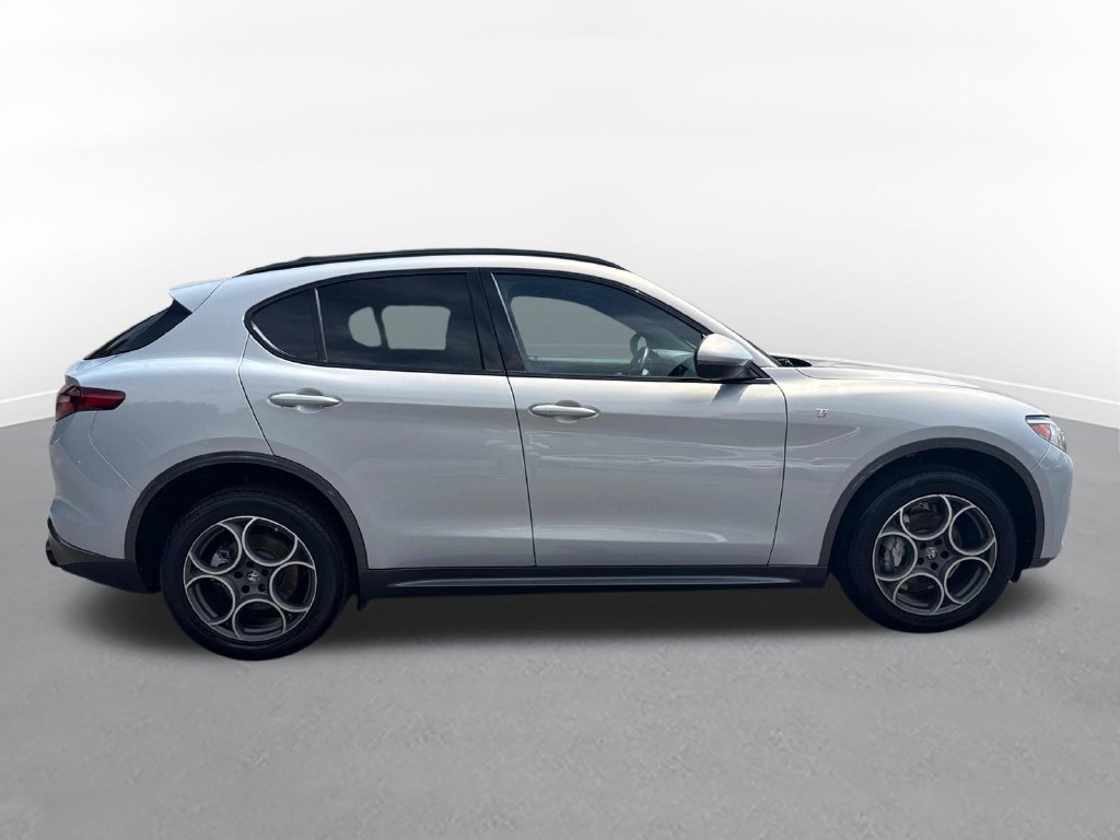 Used 2023 Alfa Romeo Stelvio Ti AWD/4WD image 5