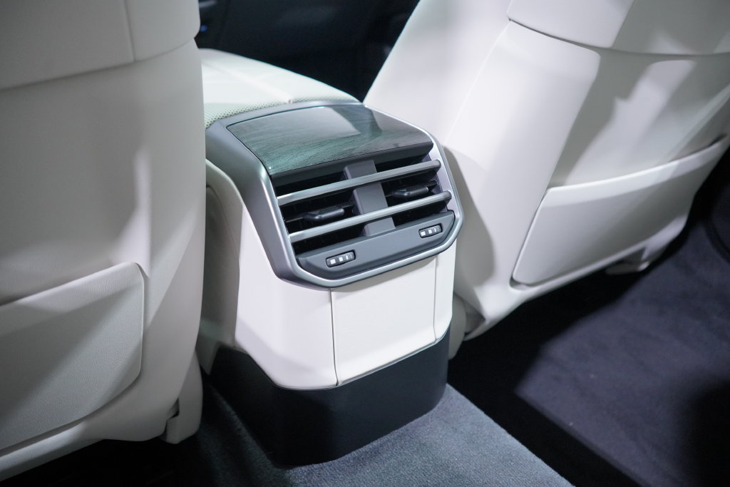 New 2027 BMW 740i w/ Executive Package RWD image 19