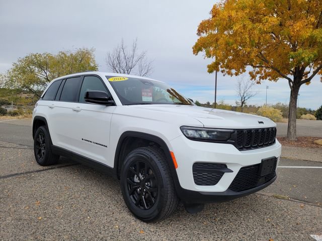 Used 2024 Jeep Grand Cherokee Altitude image 2