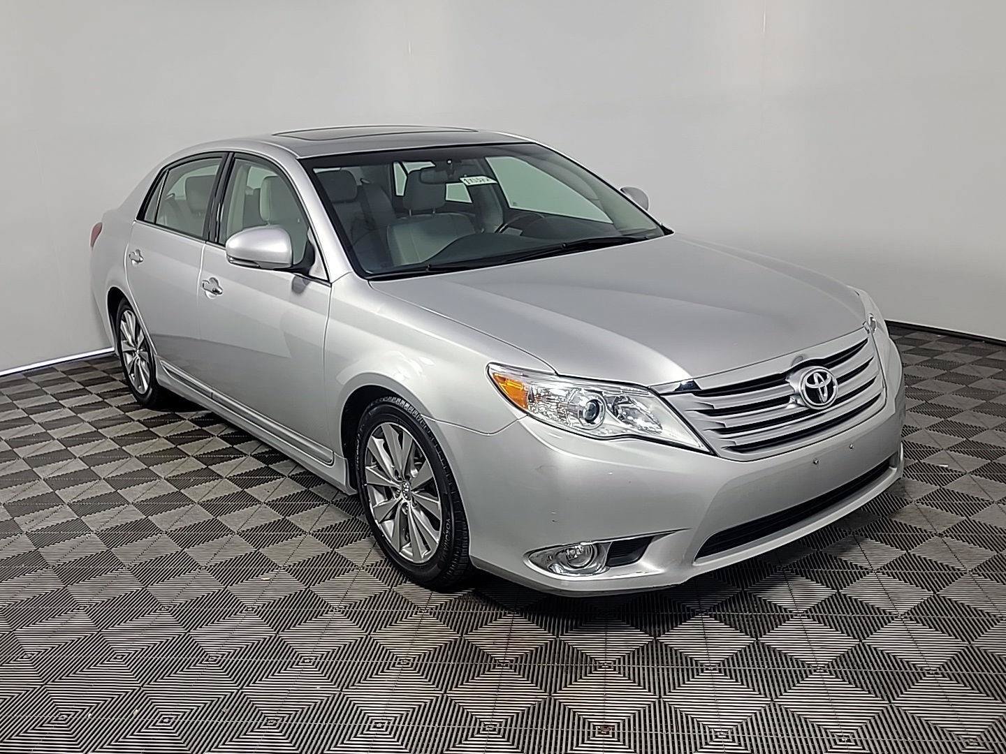 Used 2011 Toyota Avalon Limited FWD image 1