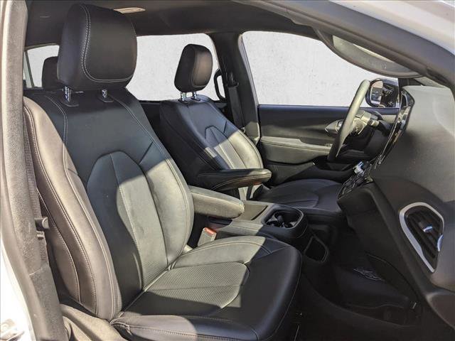Used 2025 Chrysler Pacifica Select image 19