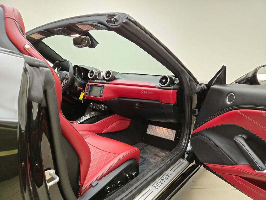 Used 2015 Ferrari California T RWD image 21