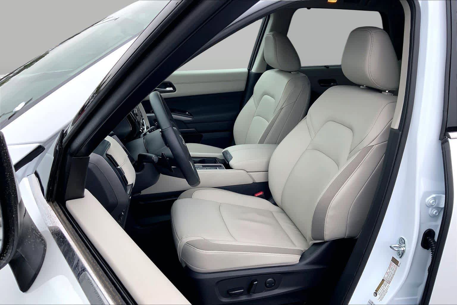 Used 2025 Nissan Pathfinder SL FWD image 8