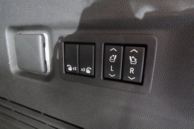 Used 2023 GMC Yukon XL AT4 w/ Technology Package image 17