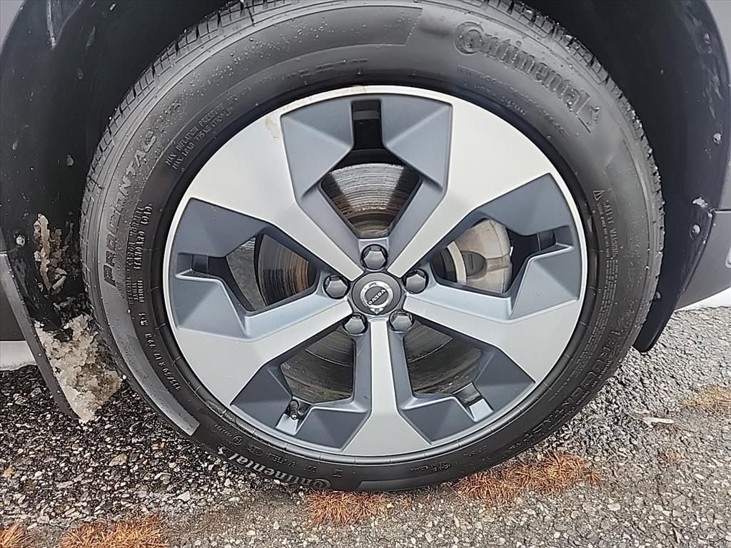 Certified 2023 Volvo XC40 B5 Plus w/ Driver Assist Package AWD/4WD image 12