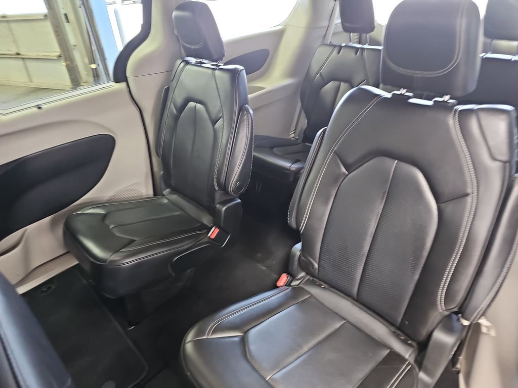 Used 2023 Chrysler Pacifica Touring-L FWD image 14
