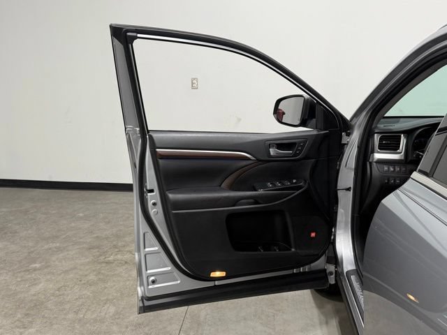 Used 2016 Toyota Highlander Limited Platinum FWD image 13